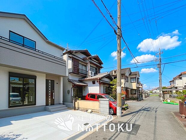 【現地写真（前道含む外観）】健康被害に配慮したもっとも安全性の高い建材を採用し、シックハウス対策をしております。