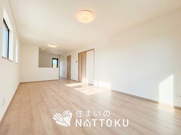 【現地写真（リビング）】フローリング材には、木目、色調など木材特有の風合いがあり、ナチュラルな美しさになっています。