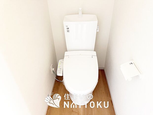 【トイレ】汚れてもサッとひと拭きでお手入れ簡単、エコ仕様の温水洗浄便座付きのトイレです。
バリアフリーにも配慮しています。
