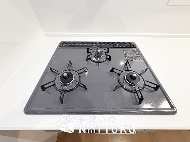 【ビルトインコンロ】フラットな構造で清掃性が高く、過熱防止センサー付３口タイプで日頃の家事も快適です。