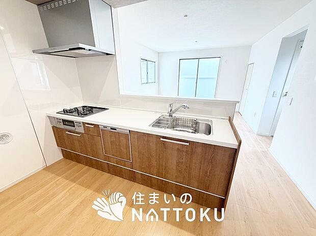 【現地写真(キッチン)】収納たっぷりのシステムキッチン、浄水器付水栓を標準装備しています。