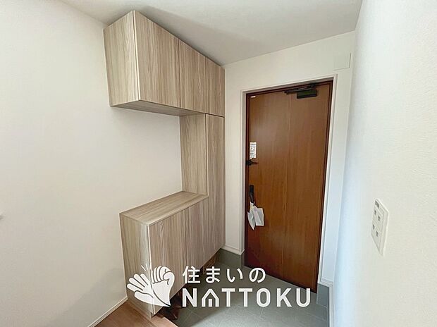 【現地写真(玄関)】玄関には、大型のシューズ収納を設置しています。