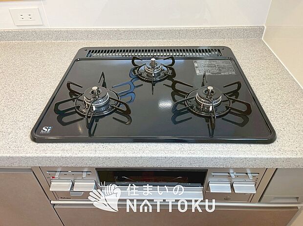 【ビルトインコンロ】フラットな構造で清掃性が高く、過熱防止センサー付3口タイプで日頃の家事も快適です。