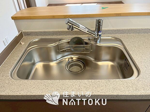 【浄水器内臓ハンドシャワー付シンク】広々とした凸型シンクに洗剤ポケットを標準装備。すっきり収納できます。
また、蛇口の先端に浄水器を内蔵しているため場所をとりません。