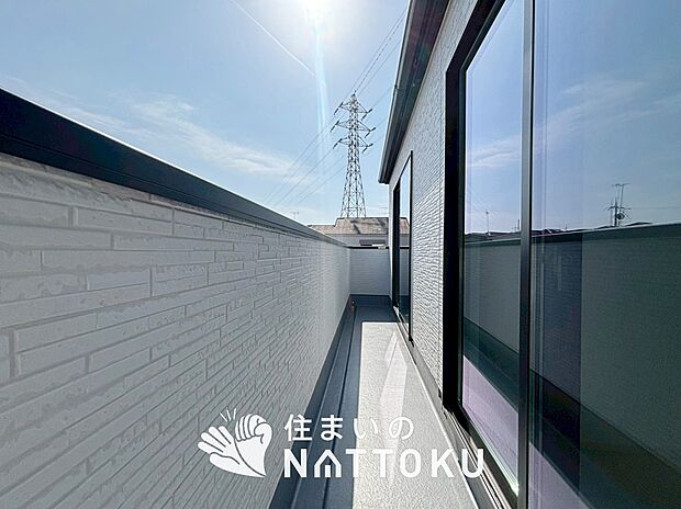 【バルコニー】奥行きが広く、洗濯物をゆったりと干せる十分な広さで、家族の洗濯も捗ります。