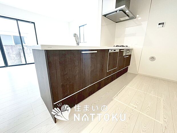 【現地写真(キッチン)】収納たっぷりのシステムキッチン、浄水器付水栓を標準装備しています。