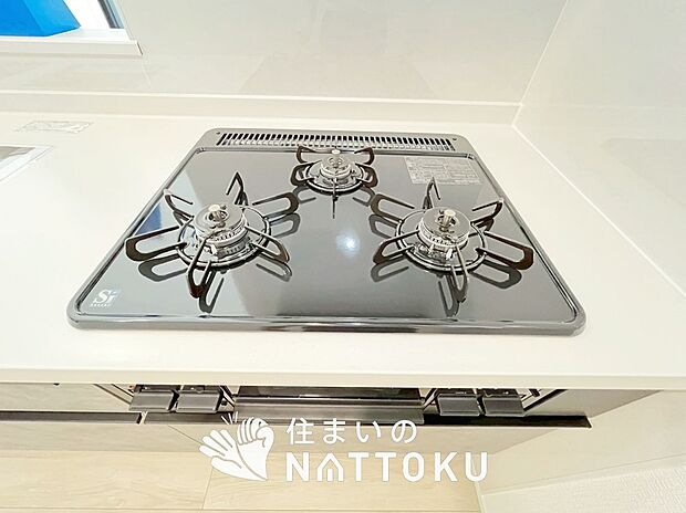 【ビルトインコンロ】フラットな構造で清掃性が高く、過熱防止センサー付３口タイプで日頃の家事も快適です。