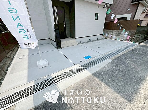 【現地写真（駐車場）】駐車スペースが広く、運転が苦手な方も安心です。