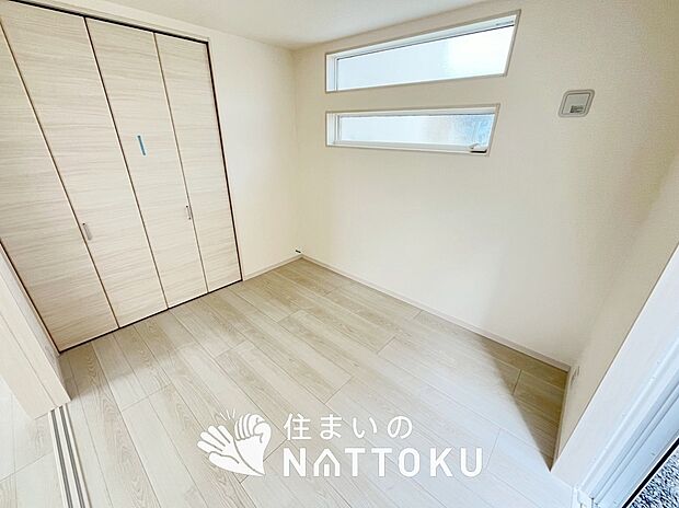 【現地写真（寝室）】木目の美しさを際立たせるシンプルデザインの建具を使用しています。