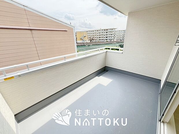 【バルコニー】奥行きが広く、洗濯物をゆったりと干せる十分な広さで、家族の洗濯も捗ります。