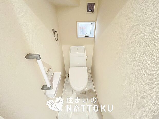 【トイレ】汚れてもサッとひと拭きでお手入れ簡単、エコ仕様の温水洗浄便座付きのトイレです。
バリアフリーにも配慮しています。

