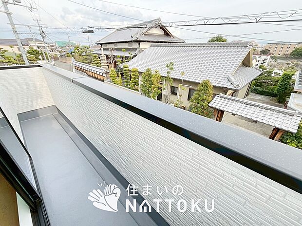 【バルコニー】奥行きが広く、洗濯物をゆったりと干せる十分な広さで、家族の洗濯も捗ります。