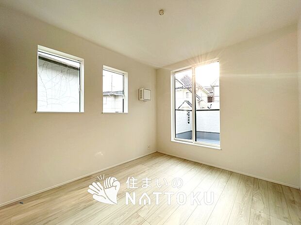 【現地写真（寝室）】木目の美しさを際立たせるシンプルデザインの建具を使用しています。