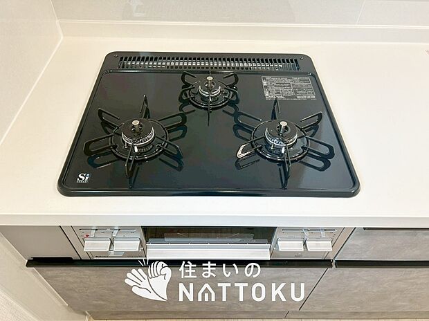 【ビルトインコンロ】フラットな構造で清掃性が高く、過熱防止センサー付３口タイプで日頃の家事も快適です。