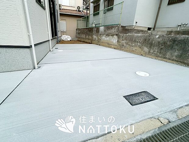 【現地写真（駐車場）】駐車スペースが広く、運転が苦手な方も安心です。