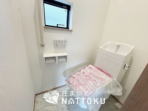 【トイレ】汚れてもサッとひと拭きでお手入れ簡単、エコ仕様の温水洗浄便座付きのトイレです。
バリアフリーにも配慮しています。