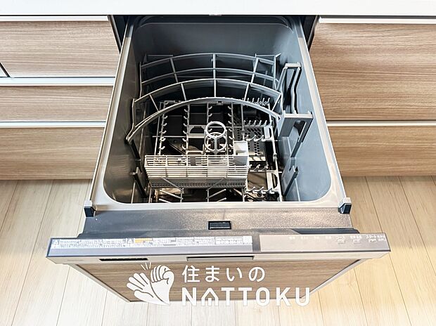 【食器洗い乾燥機】食後の時間にゆとりを与えてくれる食器洗い乾燥機。
操作ボタンも上面にあるので、腰をかがめずに操作ができラクラクです。