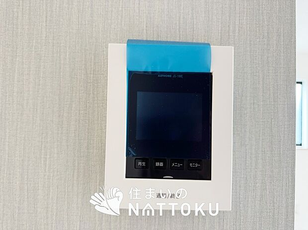 【カラーテレビドアホン】くっきり見やすいカラーモニターです。
夜でも来客者が見やすいLED照明付きです。