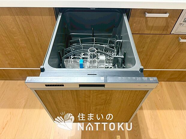 【食器洗い乾燥機】食後の時間にゆとりを与えてくれる食器洗い乾燥機。
操作ボタンも上面にあるので、腰をかがめずに操作ができラクラクです。
