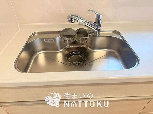 【浄水器内臓ハンドシャワー付シンク】広々とした凸型シンクに洗剤ポケットを標準装備。すっきり収納できます。
また、蛇口の先端に浄水器を内蔵しているため場所をとりません。