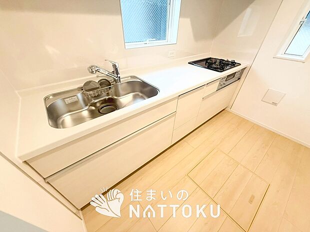 【現地写真(キッチン)】収納たっぷりのシステムキッチン、浄水器付水栓を標準装備しています。