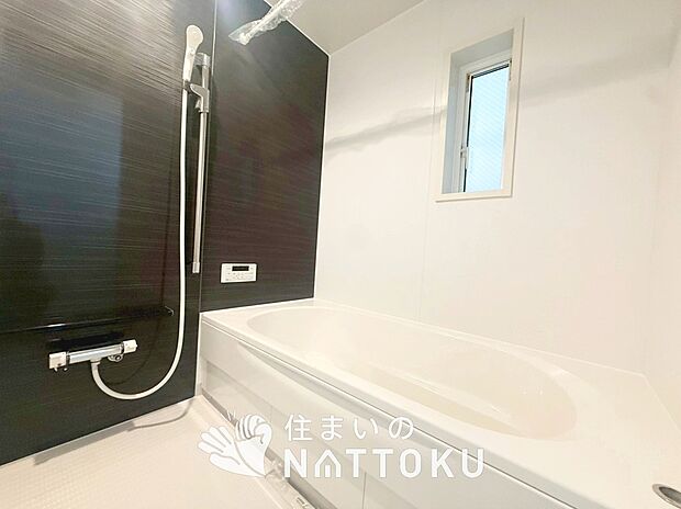 【現地写真(浴室)】浴室暖房乾燥機付き。1坪タイプで広々です。