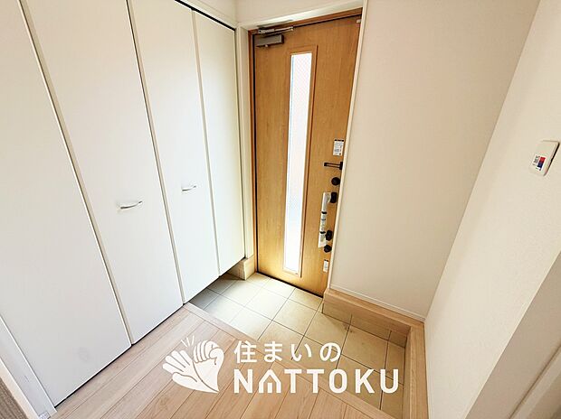【現地写真（玄関）】玄関には、大型のシューズ収納を設置しています。