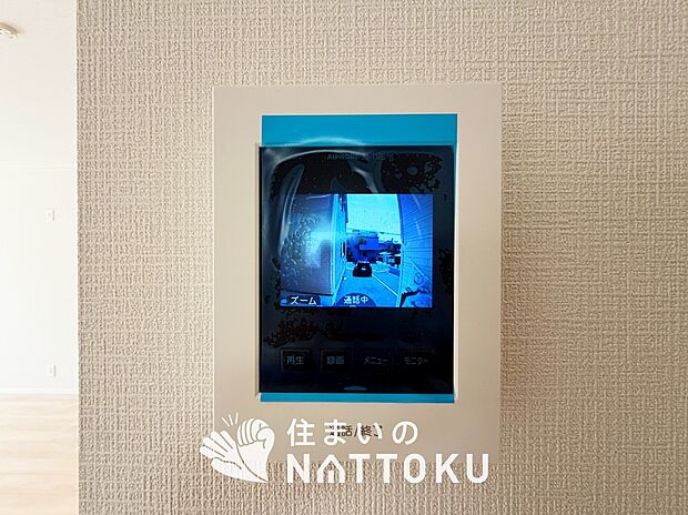 【TVモニター付インターホン】手放し通話ができ、送話表示灯で送話・受話状態が確認できます。
映像と音声で玄関先の様子をチェックできるモニター機能や、夜間の訪問者の顔も確認できるLEDライトを装備しています。