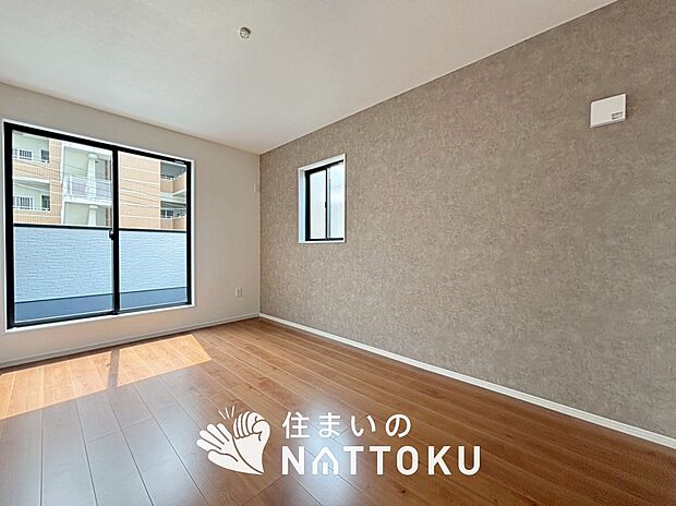 【現地写真（寝室）】木目の美しさを際立たせるシンプルデザインの建具を使用しています。
