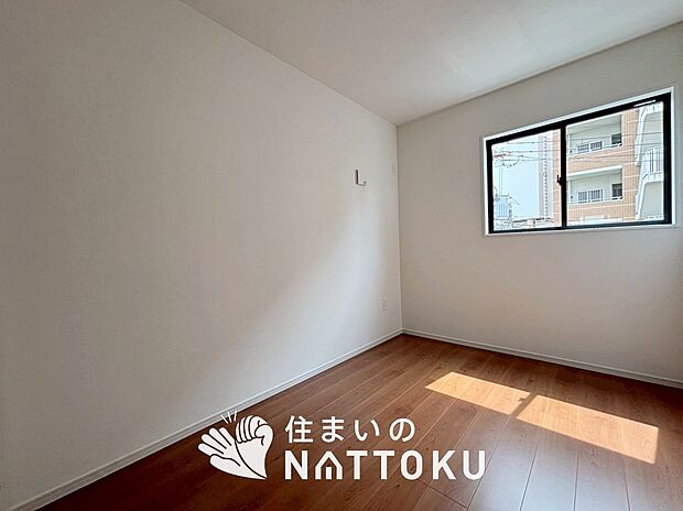 【現地写真（洋室）】木目の美しさを際立たせるシンプルデザインの建具を使用しています。