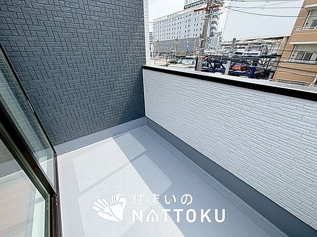 【バルコニー】奥行きが広く、洗濯物をゆったりと干せる十分な広さで、家族の洗濯も捗ります。