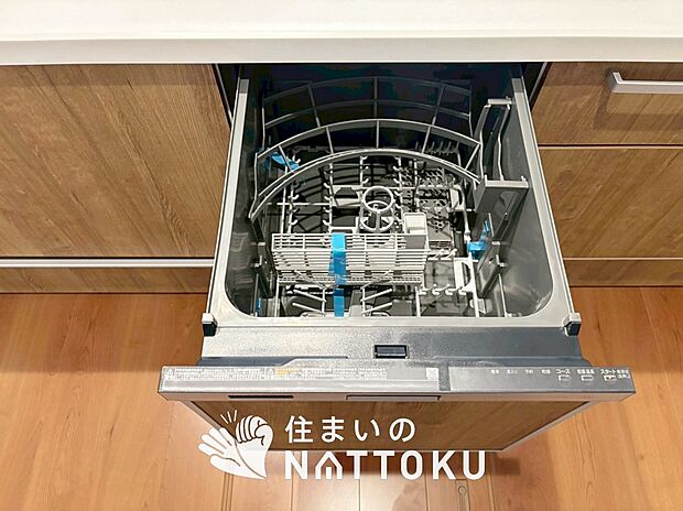 【食器洗い乾燥機】食後の時間にゆとりを与えてくれる食器洗い乾燥機。
操作ボタンも上面にあるので、腰をかがめずに操作ができラクラクです。
