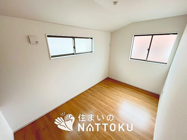 【現地写真（洋室）】木目の美しさを際立たせるシンプルデザインの建具を使用しています。