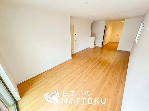 【現地写真（リビング）】フローリング材には、木目、色調など木材特有の風合いがあり、ナチュラルな美しさになっています。