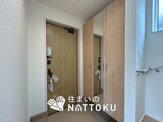 【現地写真（玄関）】玄関には、大型のシューズ収納を設置しています。