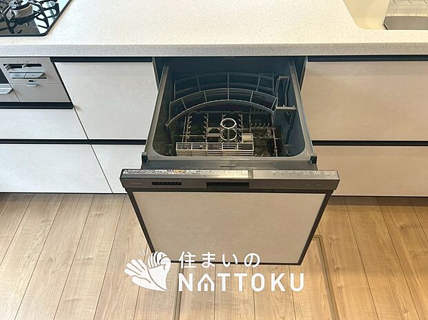 【食器洗い乾燥機】食後の時間にゆとりを与えてくれる食器洗い乾燥機。
操作ボタンも上面にあるので、腰をかがめずに操作ができラクラクです。
