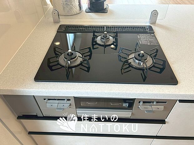 【ビルトインコンロ】フラットな構造で清掃性が高く、過熱防止センサー付３口タイプで日頃の家事も快適です。