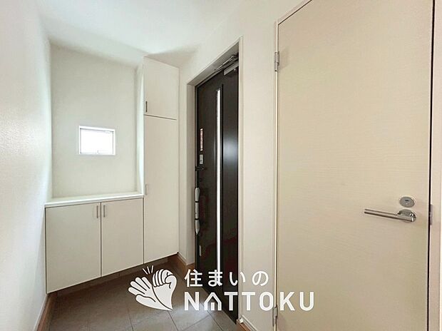 【現地写真（玄関）】玄関には、大型のシューズ収納を設置しています。