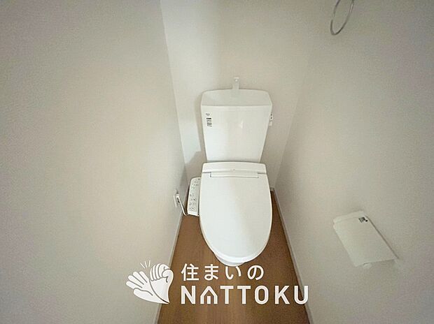 【トイレ】汚れてもサッとひと拭きでお手入れ簡単、エコ仕様の温水洗浄便座付きのトイレです。
バリアフリーにも配慮しています。
