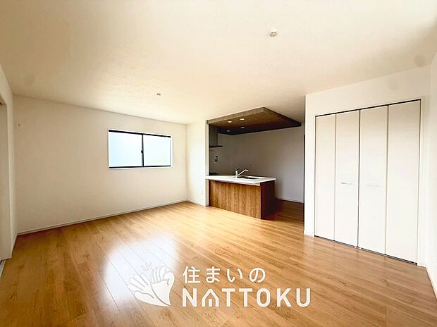 【現地写真(リビング)】フローリング材には、木目、色調など木材特有の風合いがあり、ナチュラルな美しさになっています。