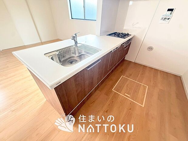 【現地写真(キッチン)】収納たっぷりのシステムキッチン、浄水器付水栓を標準装備しています。