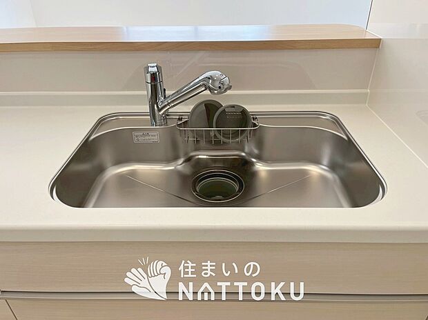 【浄水器内臓ハンドシャワー付シンク】広々とした凸型シンクに洗剤ポケットを標準装備。すっきり収納できます。
また、蛇口の先端に浄水器を内蔵しているため場所をとりません。
