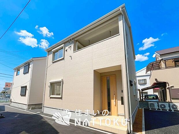 【現地写真（外観）【２号地】】軽くて火災に強い屋根材を採用し、地震時の建物への負担や揺れを軽減しています。