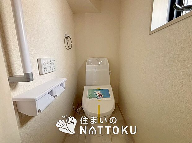 【トイレ】汚れてもサッとひと拭きでお手入れ簡単、エコ仕様の温水洗浄便座付きのトイレです。
バリアフリーにも配慮しています。
