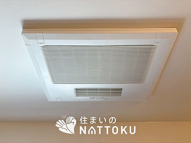 【電気式浴室暖房換気乾燥機】寒い冬場はあたたかく、暑い夏場は扇風機のような心地よさです。
雨の日は、浴室が衣類乾燥スペースになります。
