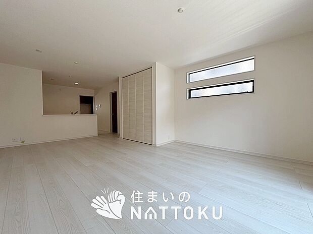 【現地写真（リビング）】フローリング材には、木目、色調など木材特有の風合いがあり、ナチュラルな美しさになっています。