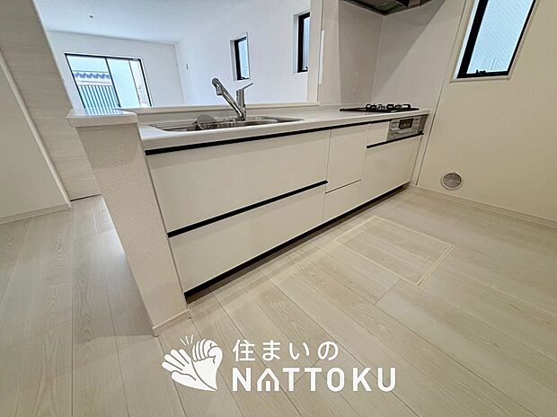 【現地写真（キッチン）】収納たっぷりのシステムキッチン、浄水器付水栓を標準装備しています。