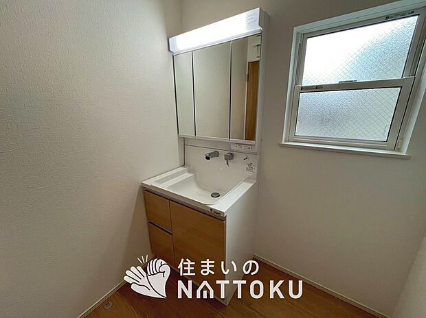 【洗面台・洗面所】鏡の両サイドは、必要なものを取出しやすく、大きな鏡面で朝の準備も快適。
使いやすいリフトアップ機能付きのシングルレバーシャワー水栓付です。

