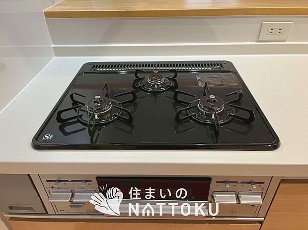 【ビルトインコンロ】フラットな構造で清掃性が高く、過熱防止センサー付３口タイプで日頃の家事も快適です。