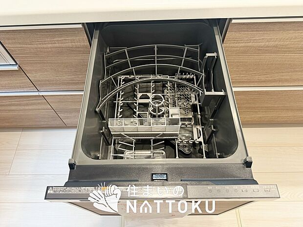 【食器洗い乾燥機】食後の時間にゆとりを与えてくれる食器洗い乾燥機。
操作ボタンも上面にあるので、腰をかがめずに操作ができラクラクです。